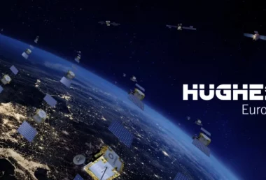Hughes Logo mit Satelliten und der Planet Erde