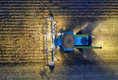 Satelliteninternet für die autonome Landwirtschaft Mähdrescher auf Feld